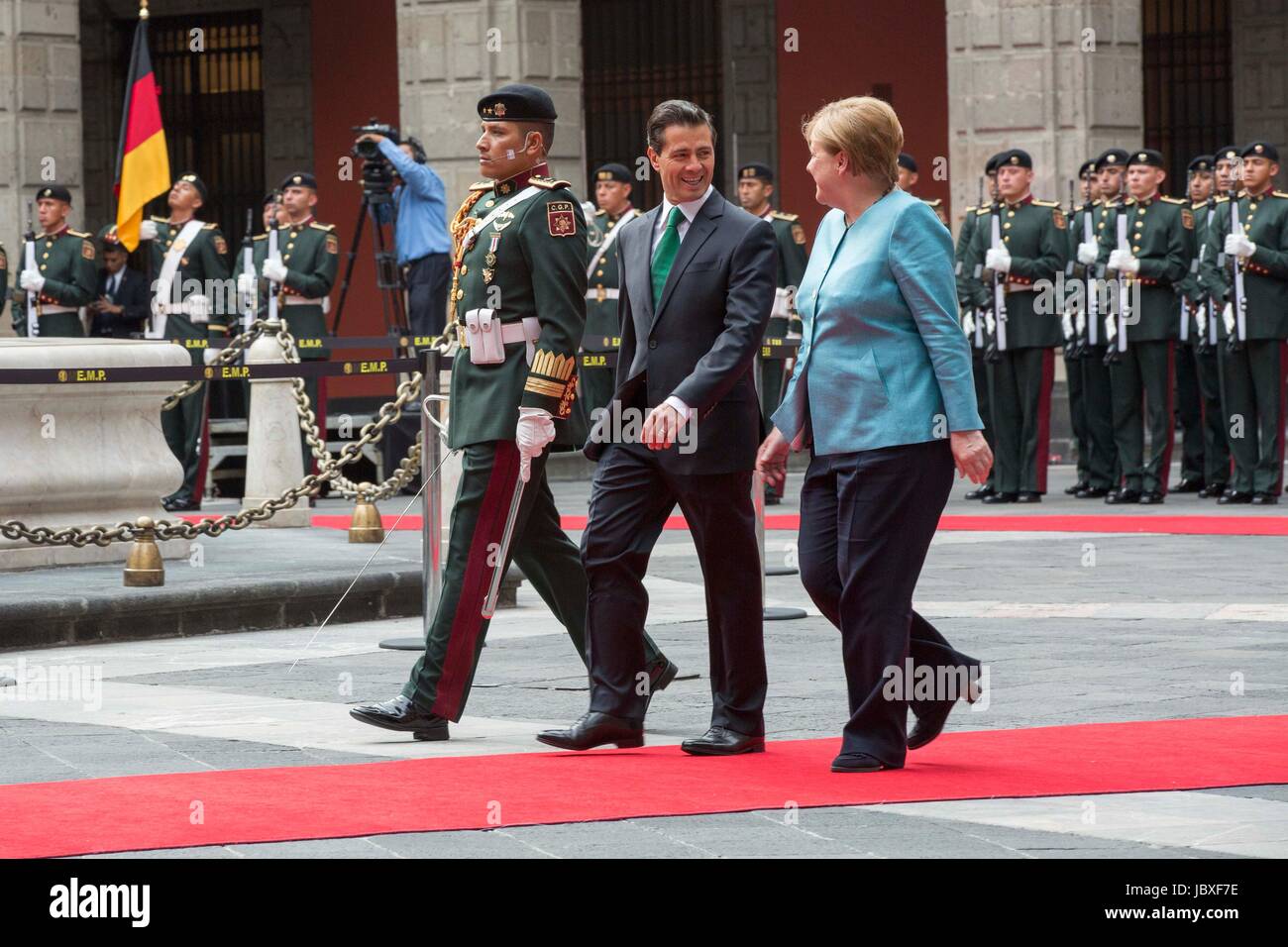 Il Presidente messicano Enrique Peña Nieto accompagnatrici il Cancelliere tedesco Angela Merkel per un riesame della guardia d'onore durante la cerimonia di arrivo presso il Palazzo Nazionale di Los Pinos 9 giugno 2017 a Città del Messico. Foto Stock