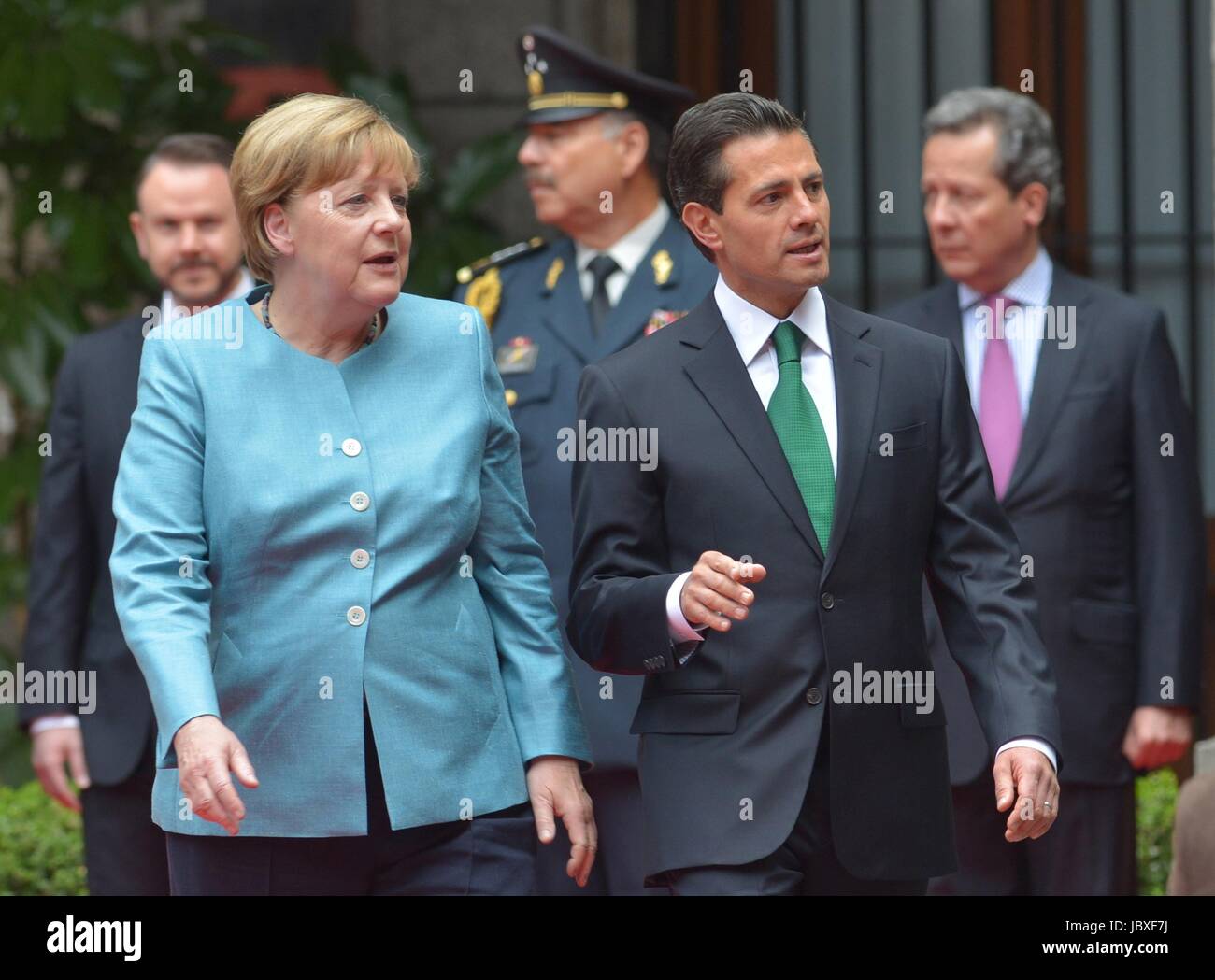 Il Presidente messicano Enrique Peña Nieto accompagnatrici il Cancelliere tedesco Angela Merkel dopo la cerimonia di arrivo presso il Palazzo Nazionale di Los Pinos 9 giugno 2017 a Città del Messico. Foto Stock