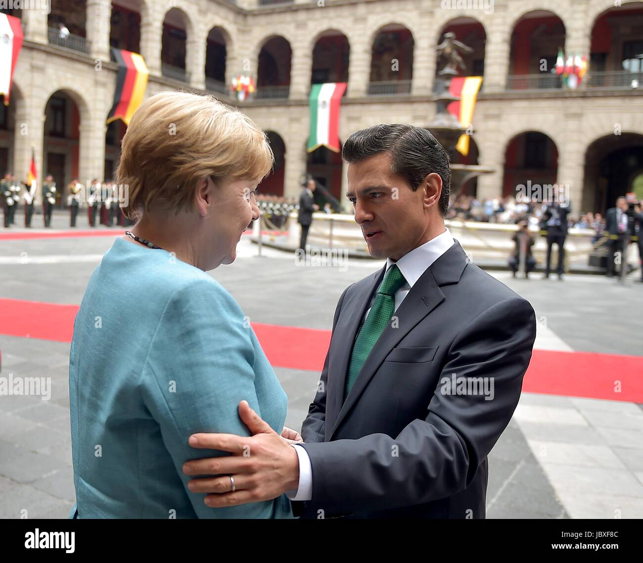 Il Presidente messicano Enrique Peña Nieto accoglie il Cancelliere tedesco Angela Merkel al Palazzo Nazionale di Los Pinos durante la cerimonia di arrivo 9 giugno 2017 a Città del Messico. Foto Stock
