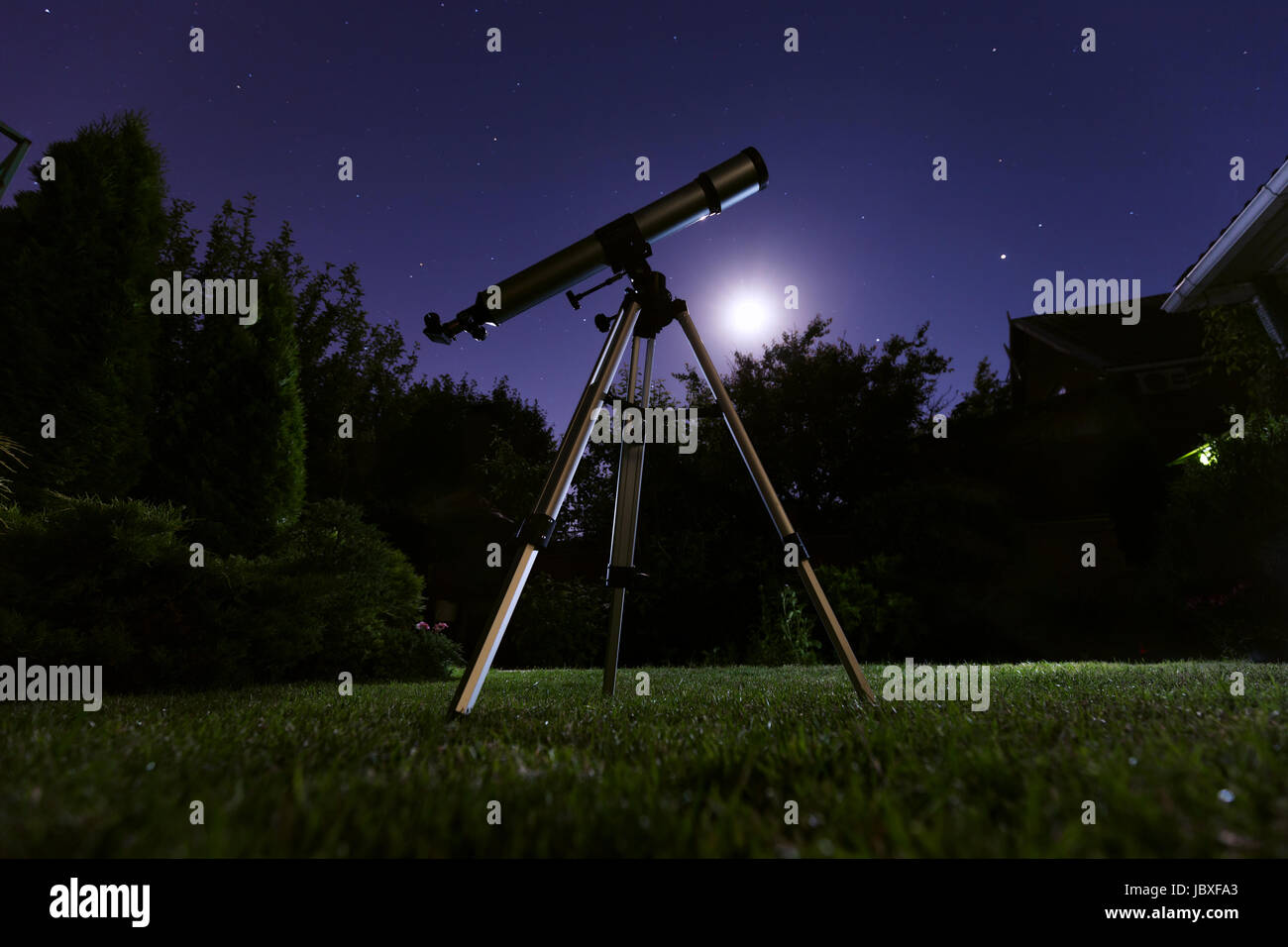 Un telescopio permanente al cortile interno con cielo notturno in background. Astronomia e stelle osservando la nozione. Foto Stock