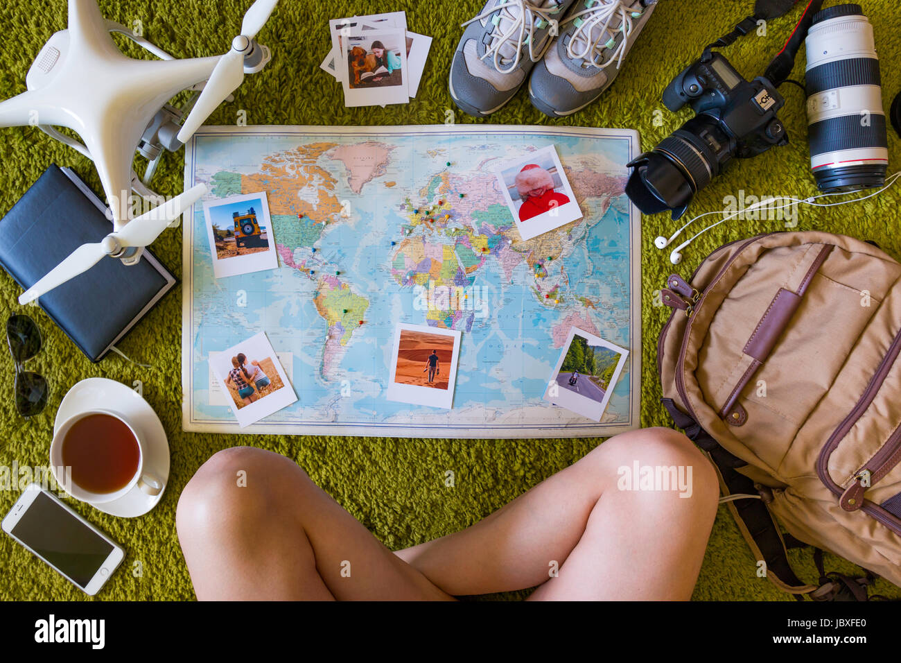 Set da viaggio con fotocamera, fuco, zaino e mappa con ricordi fotografici e dei luoghi e delle altre apparecchiature Foto Stock
