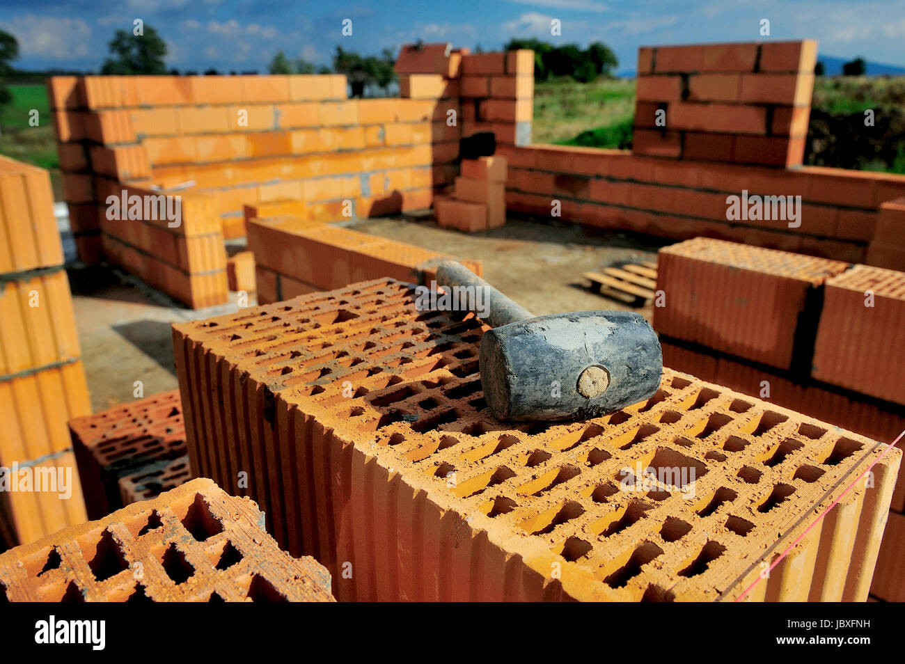 Parete, mattone. muro di mattoni, mattoni crudi, Malta, muro di mattoni tie forza resistente mano, costruzione, muratura, mattoni, mattoni, tradizionale, umana, home, Foto Stock