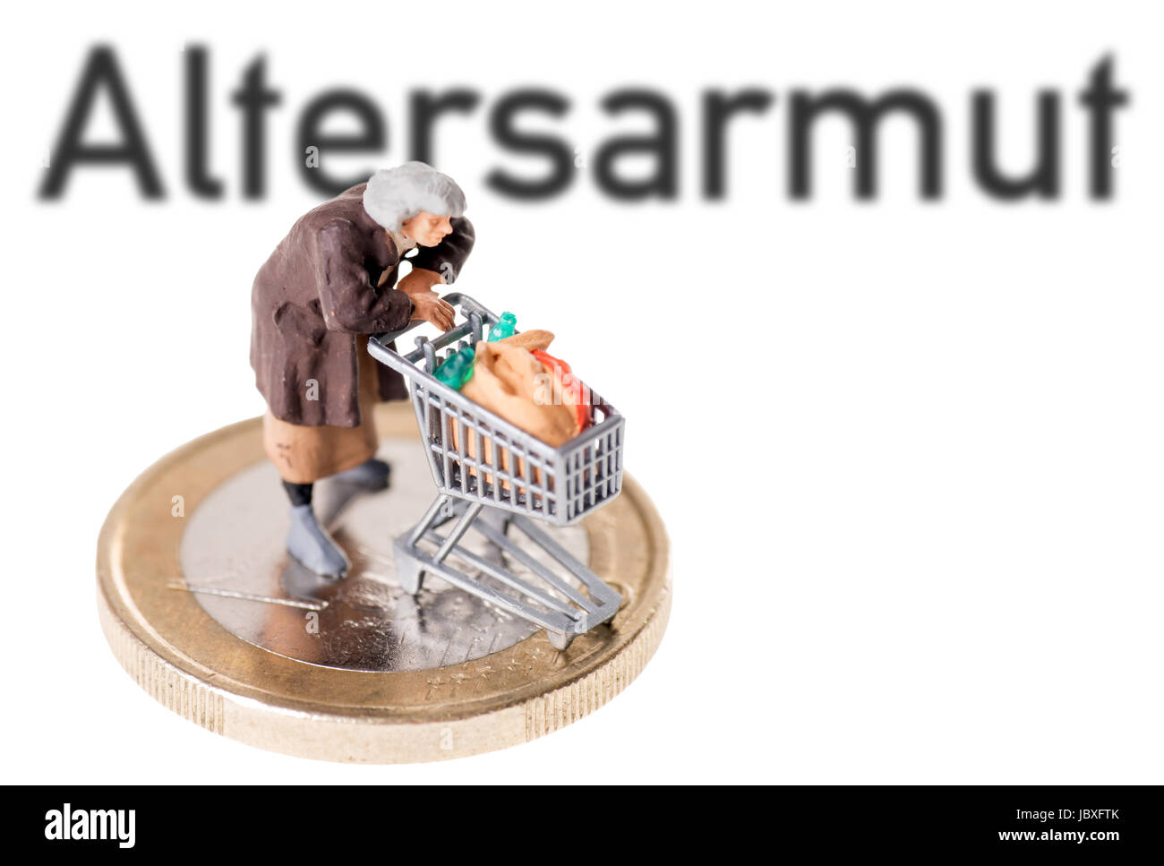 Vecchia donna con carrello e le parole tedesche età la povertà Foto Stock