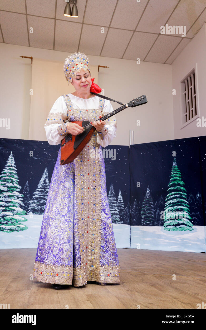 TROY, New York/USA - 25 FEB 2017: musicista tradizionale, femmina, riproduce la balalaika in occasione dell'annuale Festival Russo Foto Stock