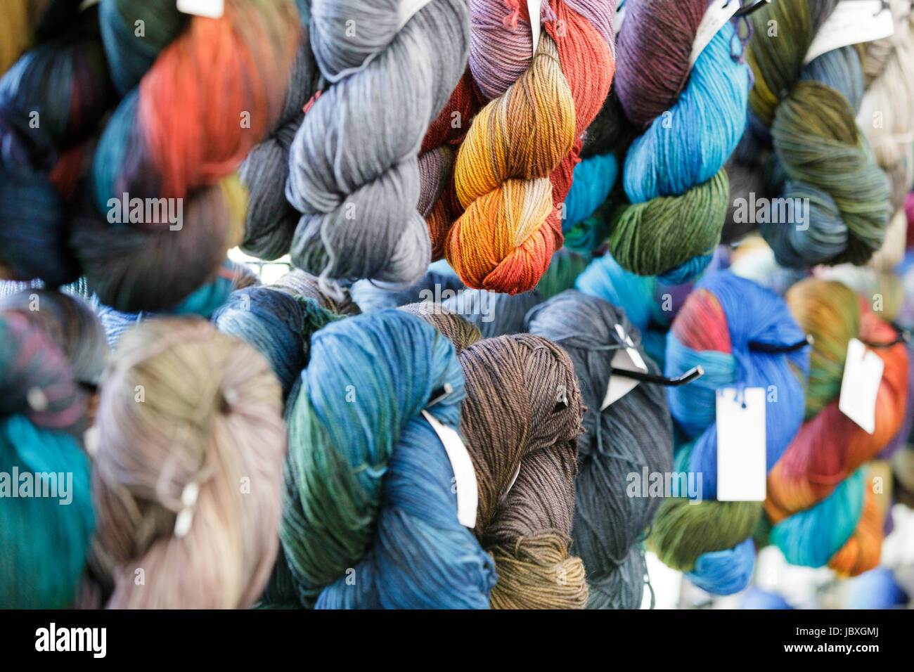 BOUCKVILLE, NY, Stati Uniti d'America - 10 giugno 2017: Merino e altri tipi di matasse di lana in vendita presso la fibra annuale Festival della centrale di New York. Foto Stock