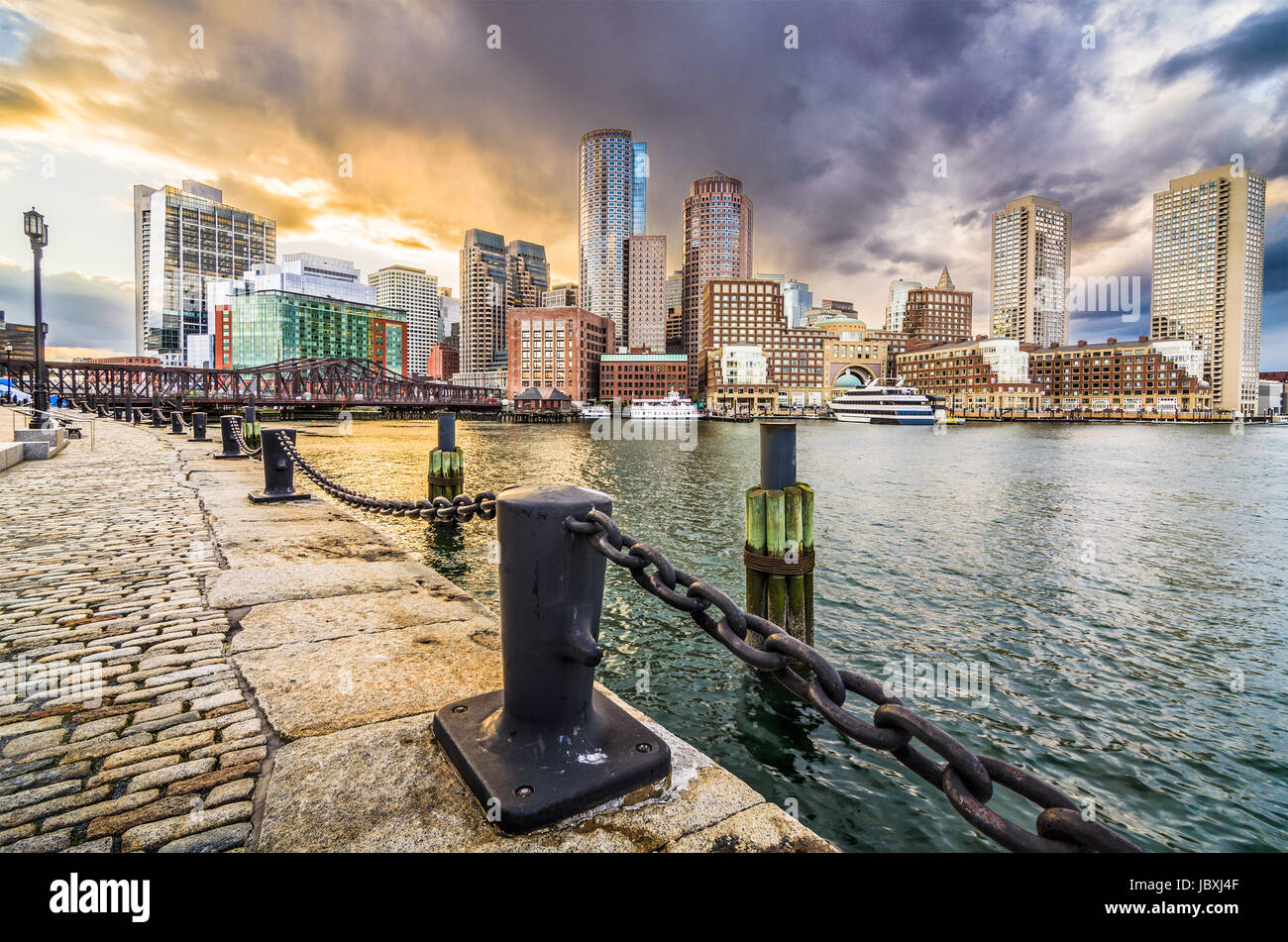 Boston, Massachusetts, USA dello skyline della città presso il porto. Foto Stock