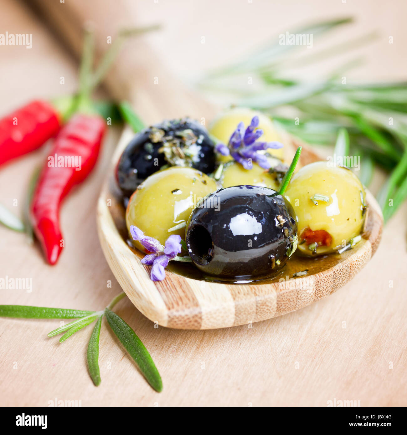 Le olive sul cucchiaio di legno Foto Stock