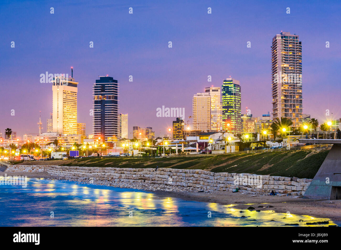 Tel Aviv, Israele skyline sul Mediterraneo. Foto Stock
