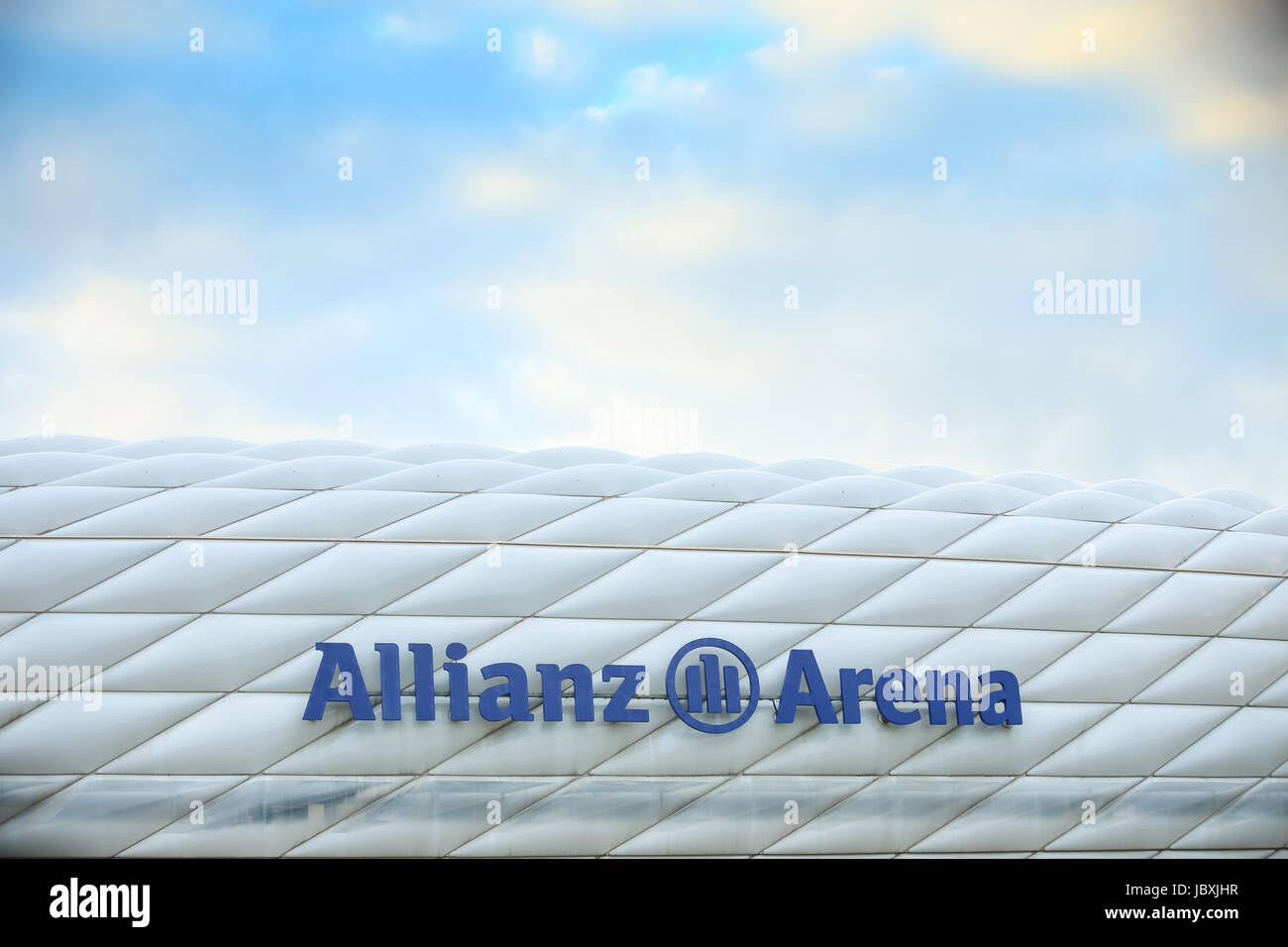 Monaco di Baviera, Germania - 9 Maggio 2017 : una vista del logo su Allianz Arena football Stadium di Monaco di Baviera, Germania. L'Allianz Arena è a casa football Stadium fo Foto Stock