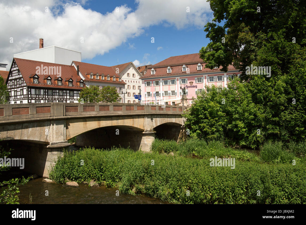 Vista sulla città di Donaueschingen e sul fiume Brigach. Germania. Foto Stock