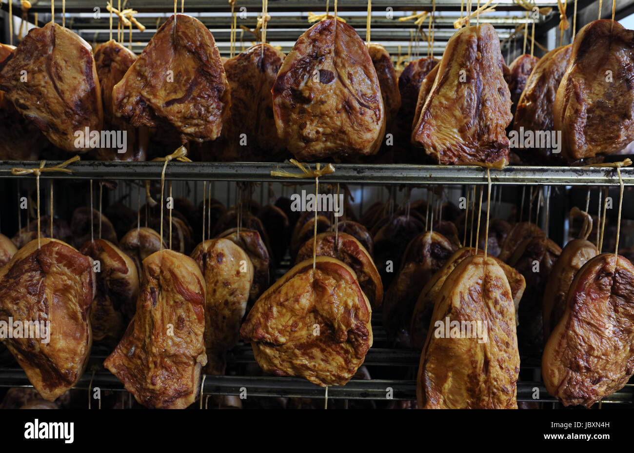 Carne affumicata alla macelleria Foto Stock