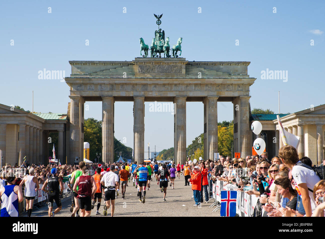 Berlino, Germania - 25 settembre: i partecipanti della maratona di Berlino la finitura presso la Porta di Brandeburgo il 7 settembre 25, 2011 a Berlino, Germania. Foto Stock
