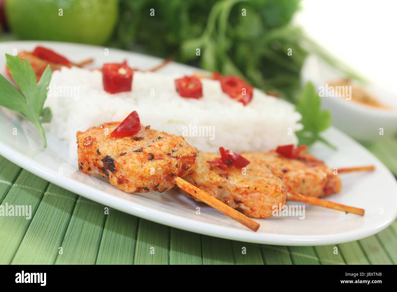 Asiatische Satè-Spieße mit Reis vor hellem Hintergrund Foto Stock