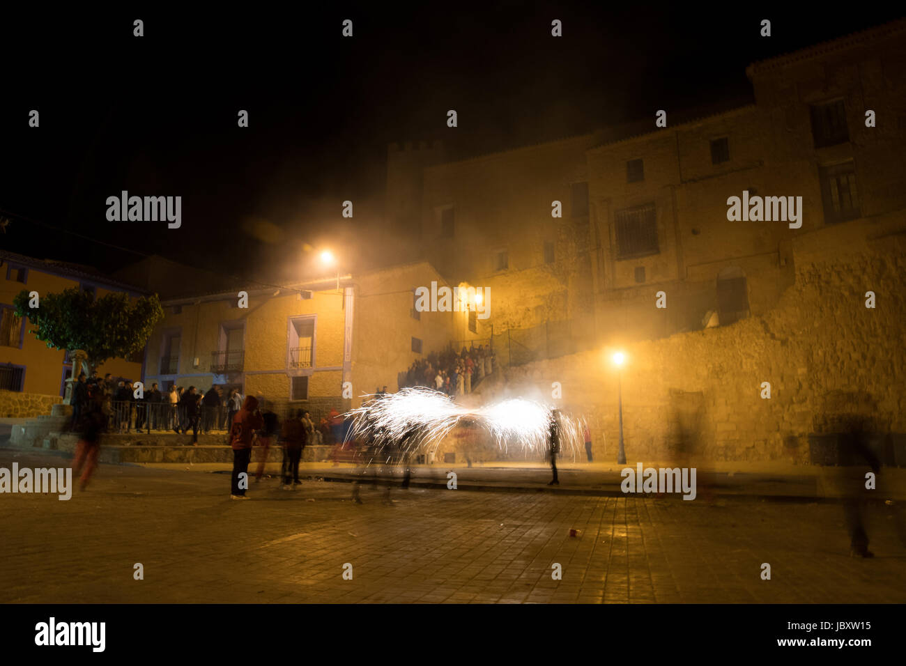 Cetina, Spagna. Il 20 maggio 2017. Le persone che eseguono lontano da scintille di fuochi d'artificio del fuoco bull presso la piazza principale di Cetina. Foto Stock