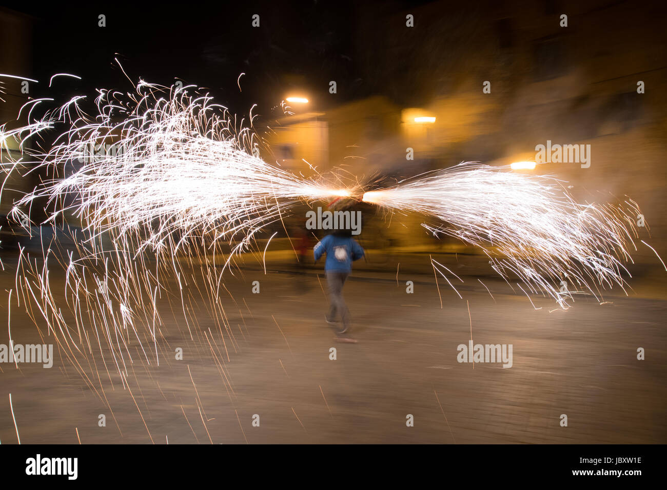 Cetina, Spagna. Il 20 Maggio 2017.Un uomo che porta il telaio con la forma di un toro chashing persone mentre le scintille di fuochi d'artificio. Foto Stock