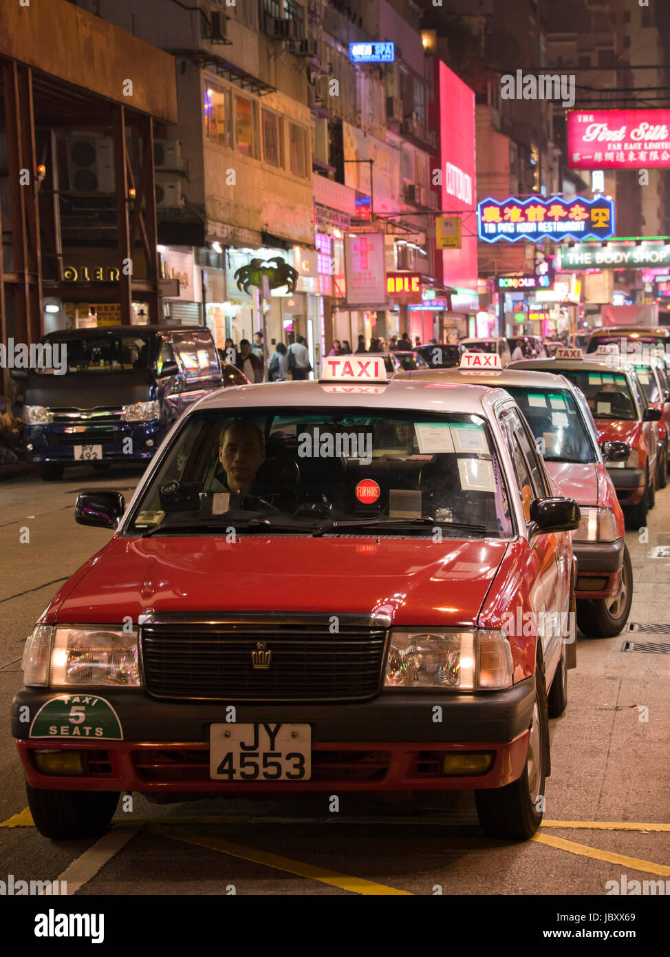 Vista verticale della tradizionale in rosso i taxi di Hong Kong, Cina. Foto Stock