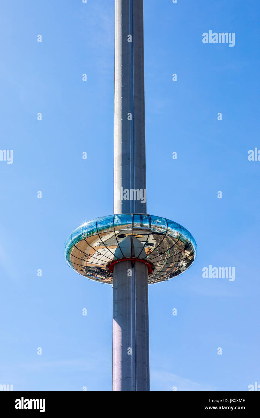 BRIGHTON, Regno Unito - 31 Maggio 2017: l'impressionante British Airways i360 torre di osservazione situato sul lungomare di Brighton nel Sussex, Regno Unito, il 31 maggio 2017. Foto Stock