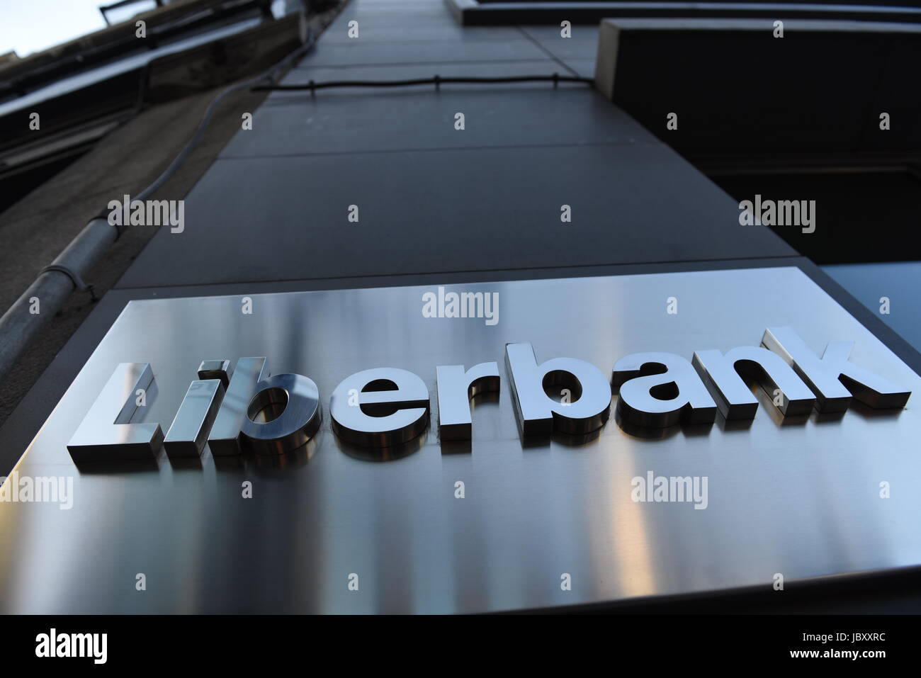 Madrid, Spagna. 12 Giugno, 2017. La Liberbank headquartes in Madrid. Le azioni di piccole mutuante Liberbank, una banca spagnola costituita da una combinazione di gruppo Cajastur, Caja de Extremadura e Caja Cantabria, rebounded più del venti per cento. Credito: Jorge Sanz/Pacific Press/Alamy Live News Foto Stock