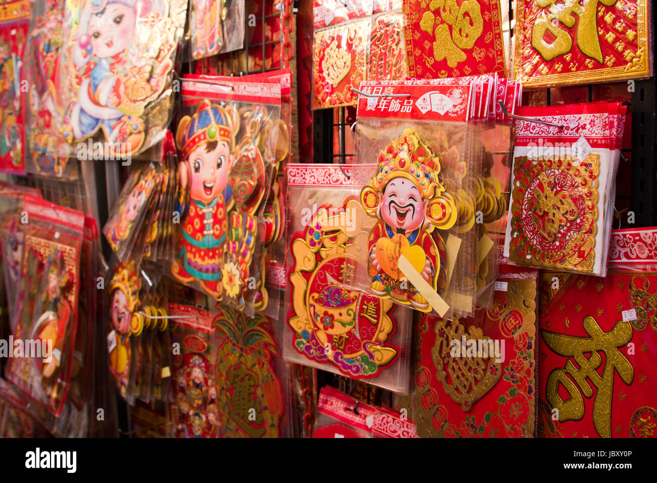 Orizzontale di vista ravvicinata di colorati in rosso "lai vedere i pacchetti per il Capodanno cinese di Hong Kong, Cina. Foto Stock