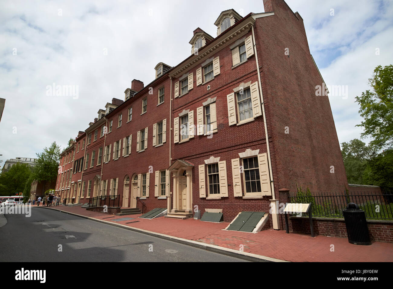 Fila storiche case o case a schiera su Walnut Street vecchia Philadelphia STATI UNITI D'AMERICA Foto Stock