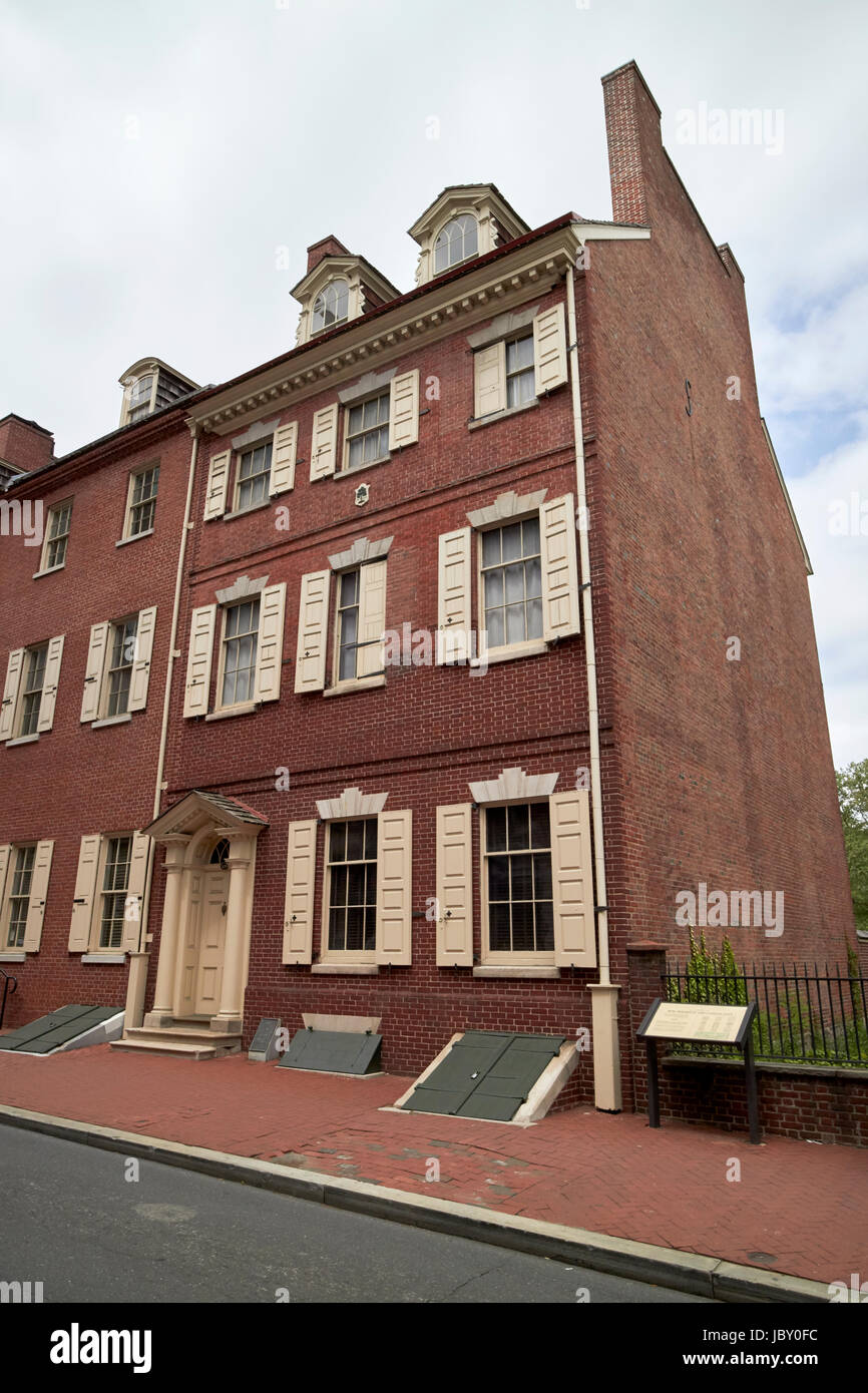 Fila storiche case o case a schiera su Walnut Street vecchia Philadelphia STATI UNITI D'AMERICA Foto Stock
