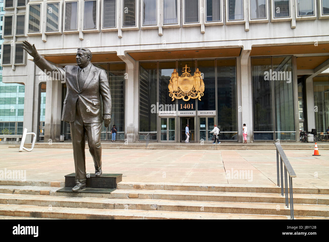 Frank rizzo statua e grande tenuta della città su servizi comunali edificio Philadelphia STATI UNITI D'AMERICA Foto Stock