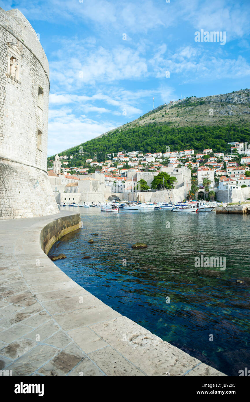 Panoramica vista sul mare della costa al di fuori della fortezza di pietra mura di Dubrovnik, Croazia Foto Stock