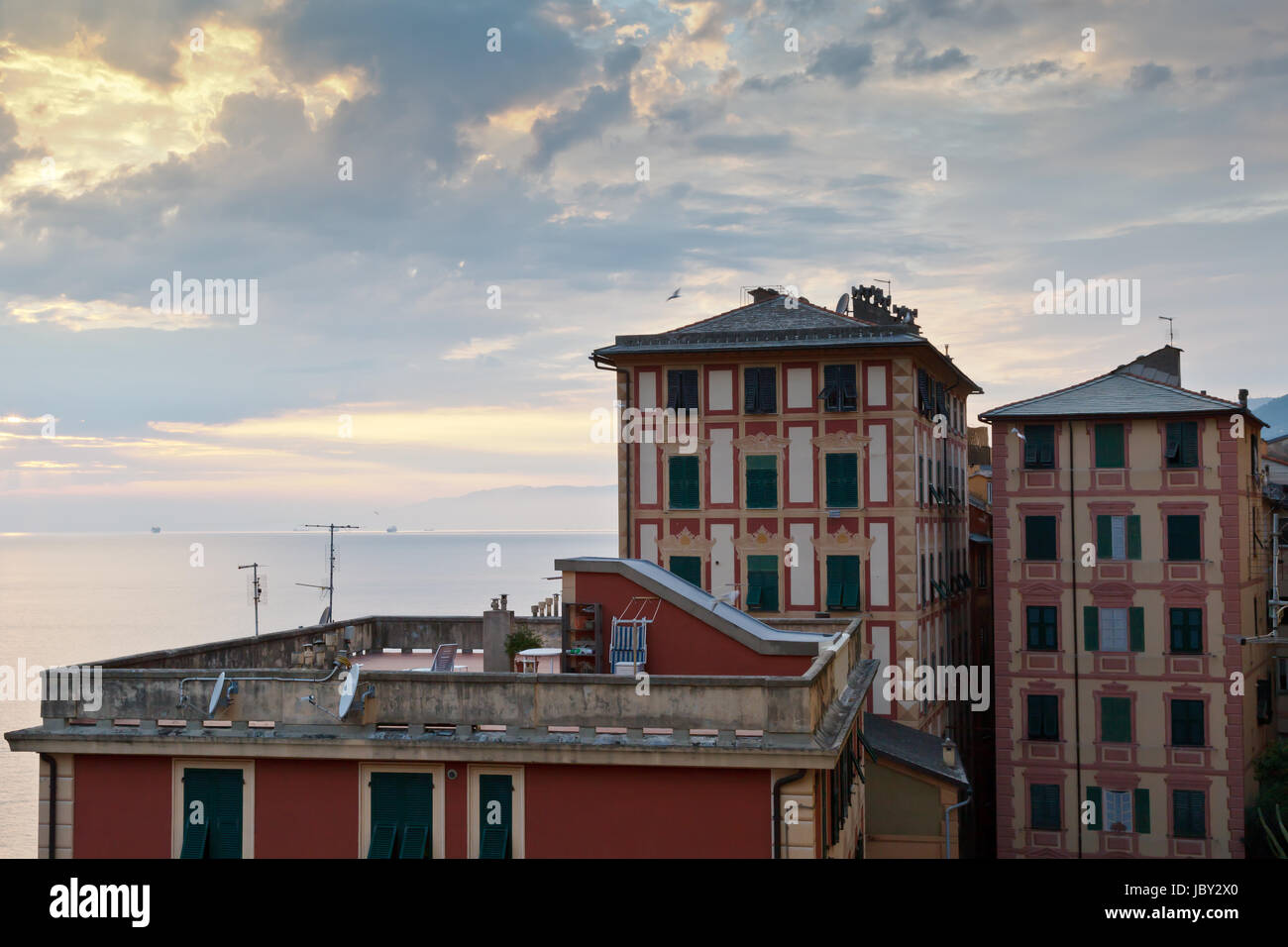 Tramonto sul mare e case nel borgo di Camogli vicino Genova in Italia Foto Stock