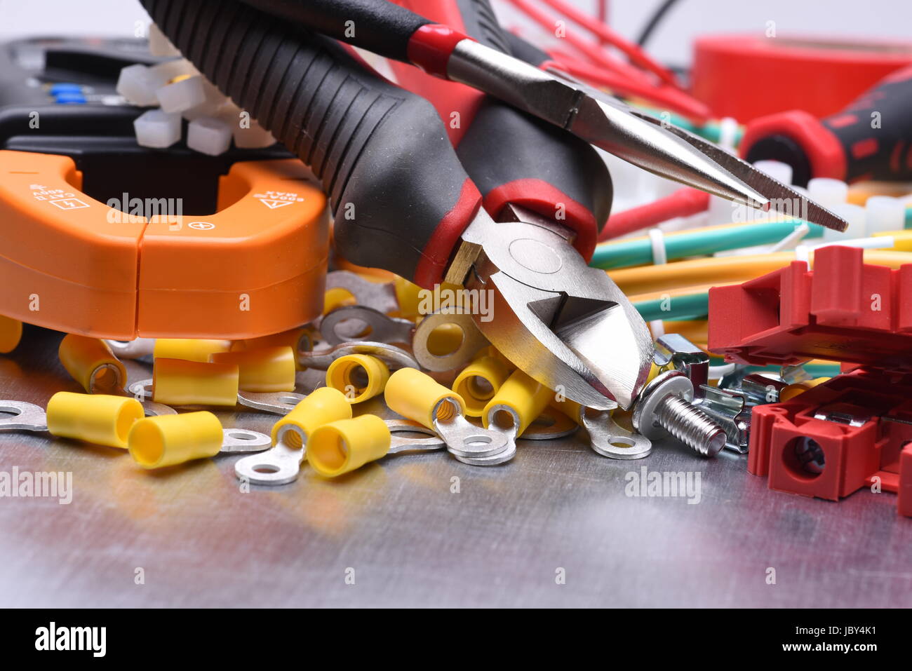 Componente elettrico kit e strumenti da utilizzare per installazioni elettriche Foto Stock