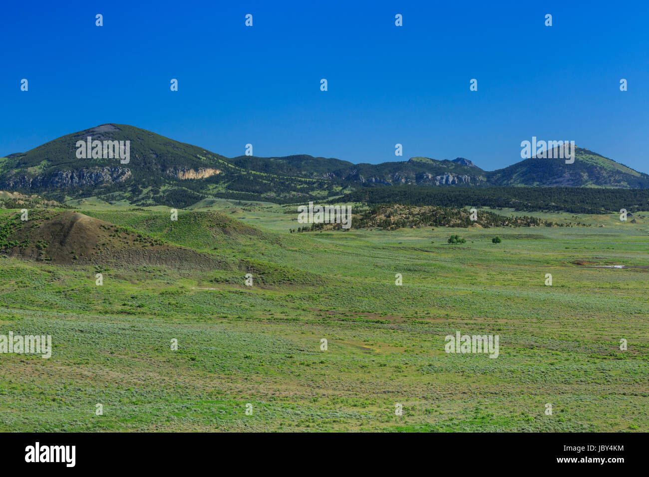 Poco montagne rocciose sopra la prairie vicino zortman, montana Foto Stock