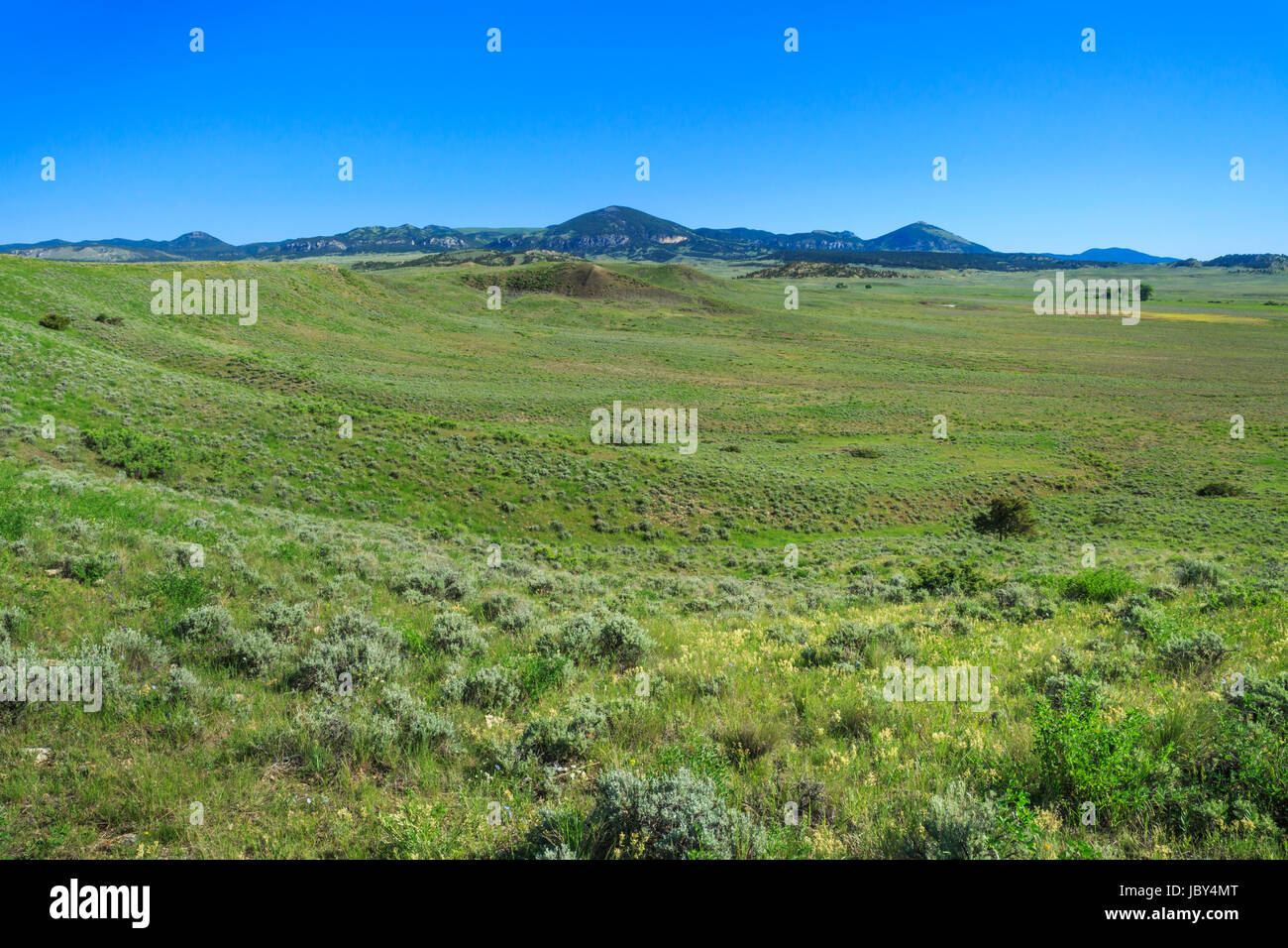 Poco montagne rocciose sopra la prairie vicino zortman, montana Foto Stock