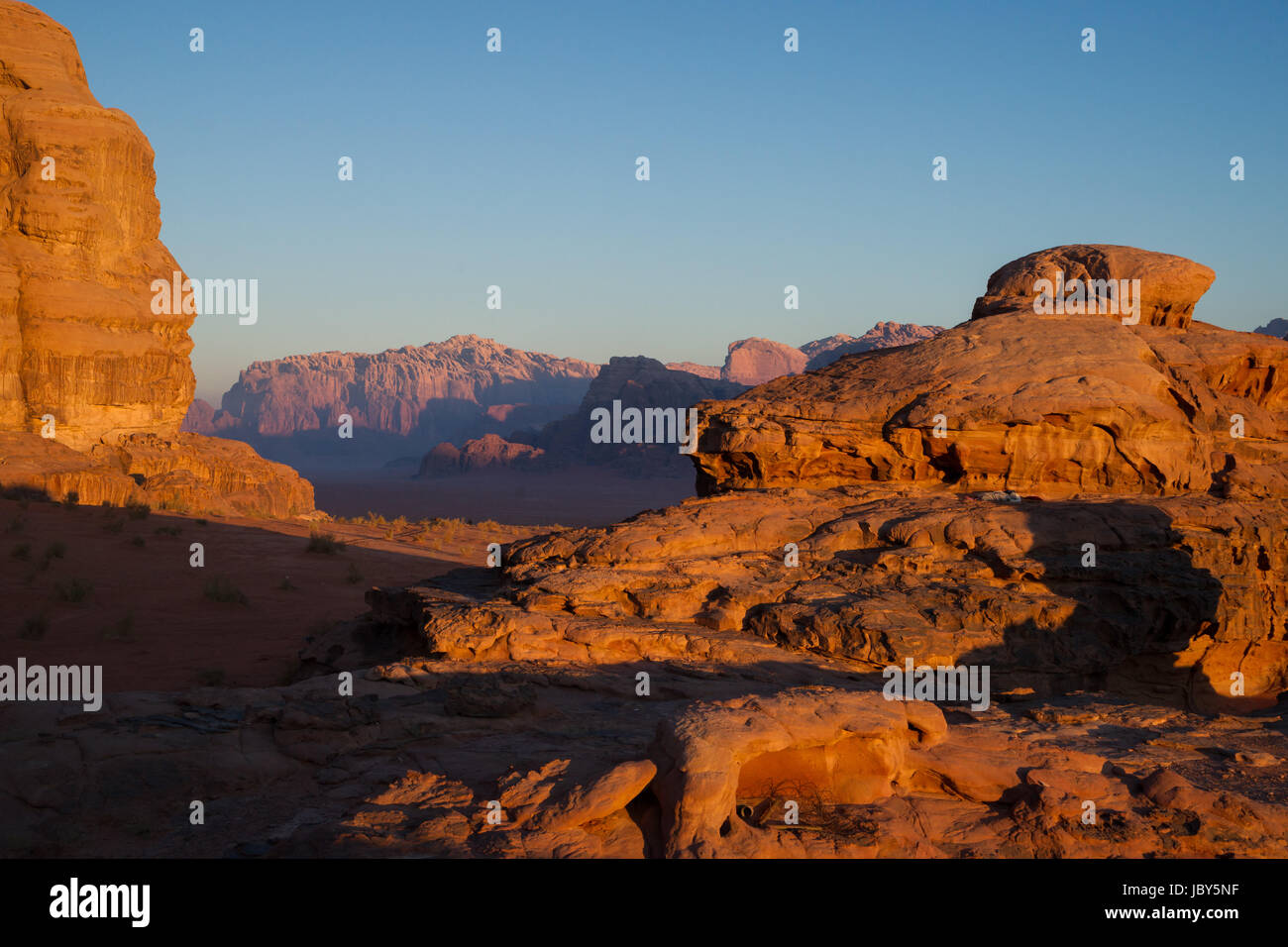 Un fantastico sunrise nel Wadi Rum desert in Giordania Foto Stock