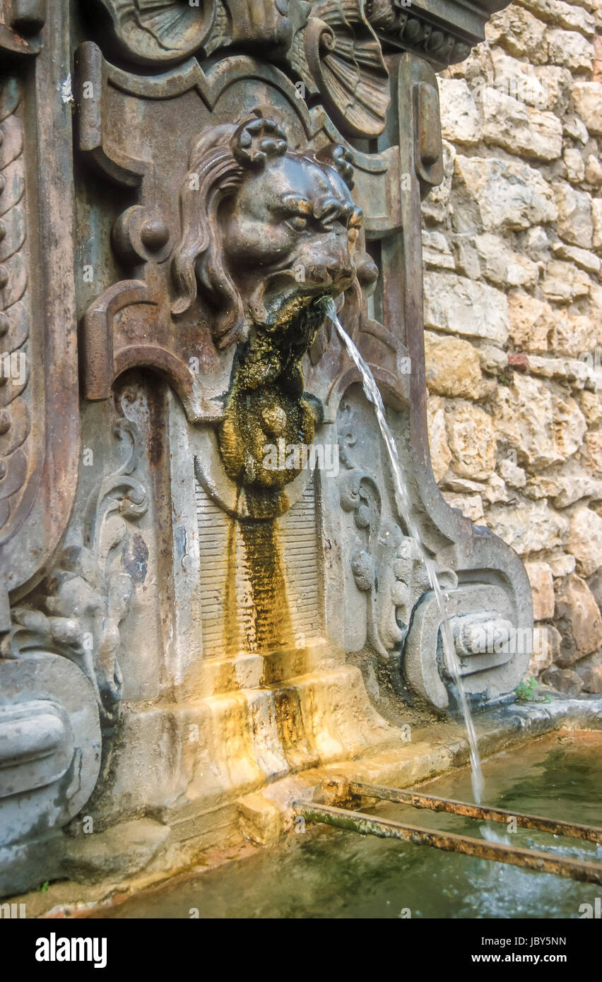 Alter Brunnen in Mougins, Costa Azzurra, Frankreich Foto Stock