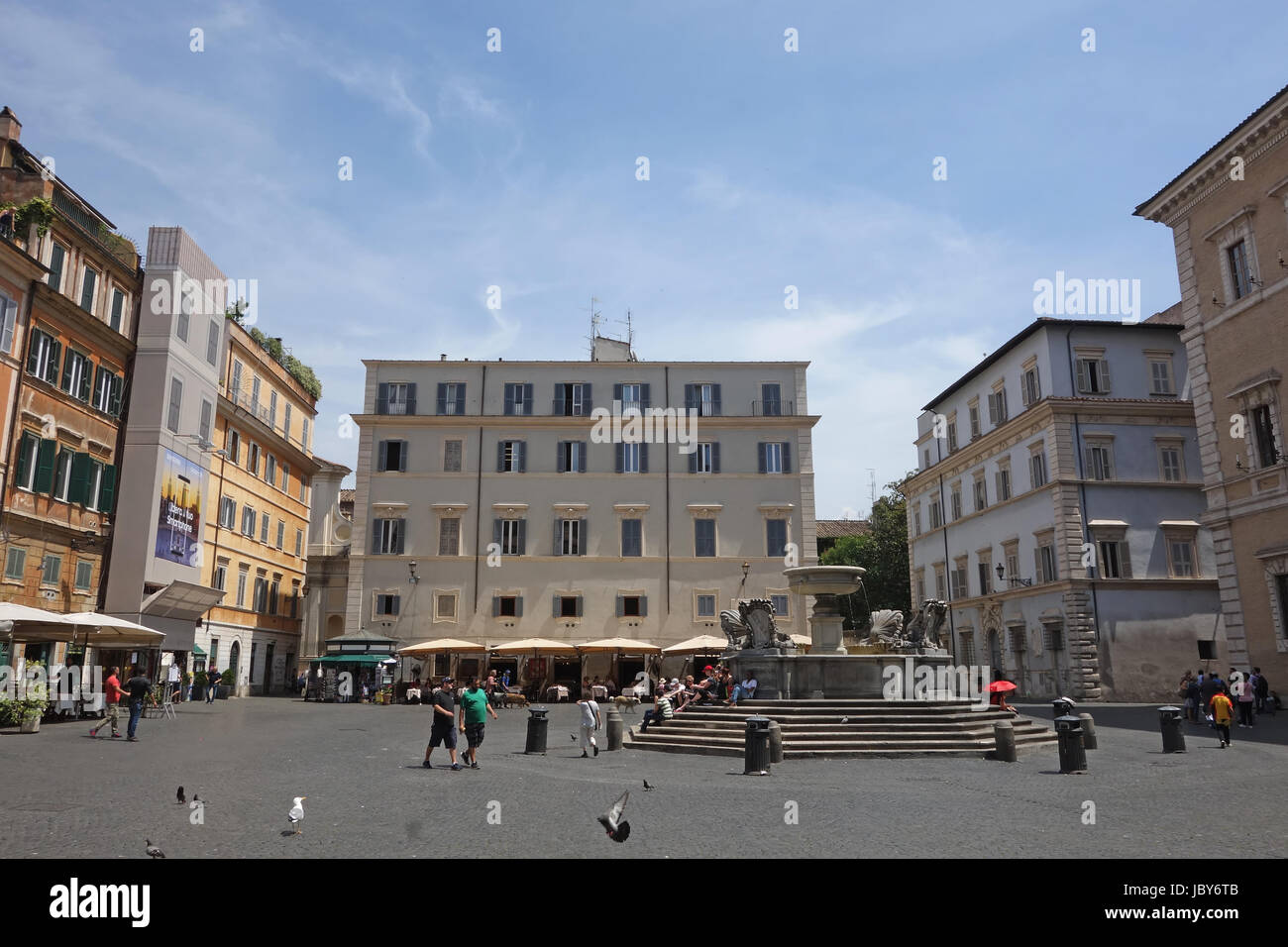 Roma, Italia - 23 Maggio 2017: vita locale a Santa Maria in Trastevere square , la fontana di origine romana è stata restaurata da Carlo Fontana nel 1692 Foto Stock