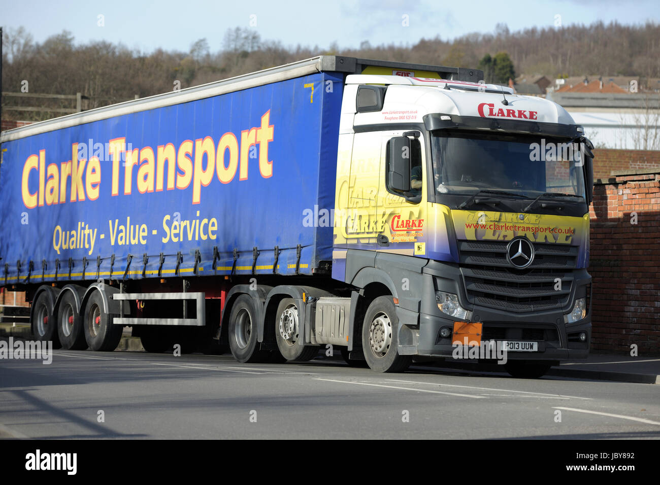 Trasporto di Clarke Mercedes-Benz Actros curtainsider nella parte industriale di Sheffield Foto Stock