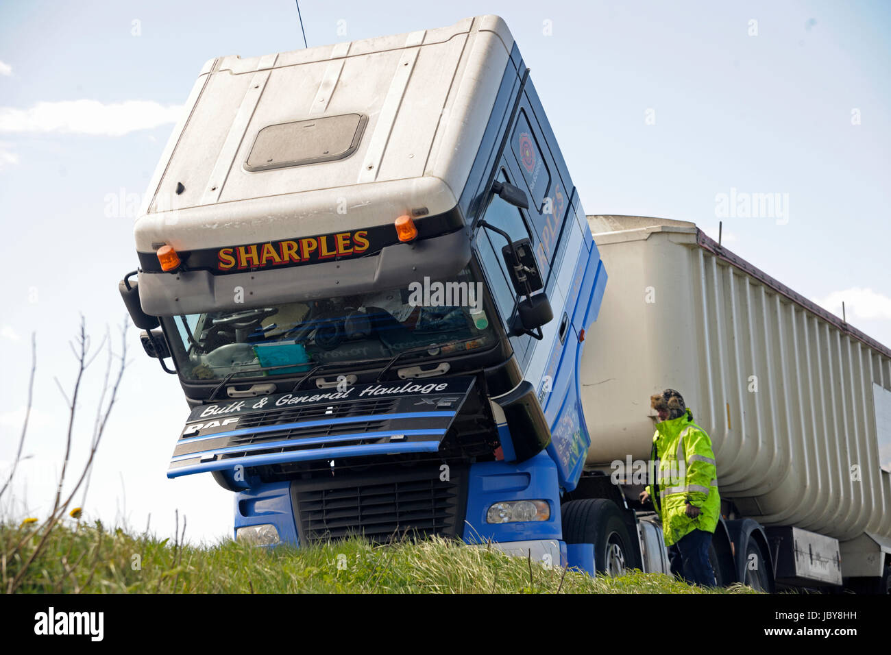 Mechanic accanto a un ripartiti DAF ribaltabile alla rinfusa su Woodhead Pass, Yorkshire Foto Stock