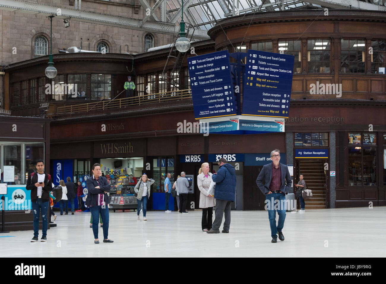 La Stazione Centrale di Glasgow con un ritaglio di cartone funzionario di polizia in alto a sinistra Foto Stock