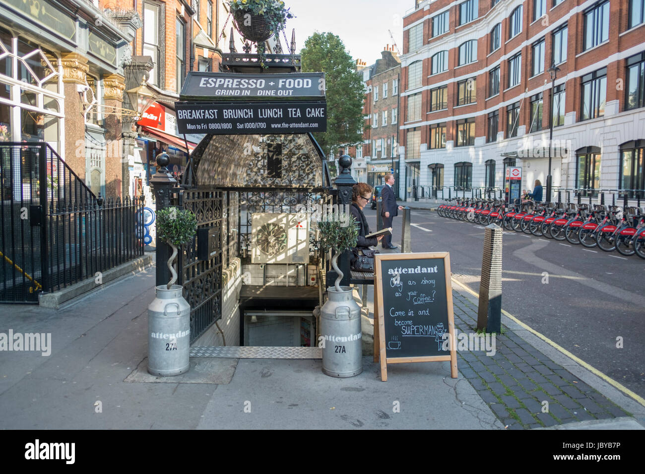 Attendant cafe di Foley Street, Londra. Una toilette Vittoriana convertita in un elegante e bizzarro cafe. Foto Stock