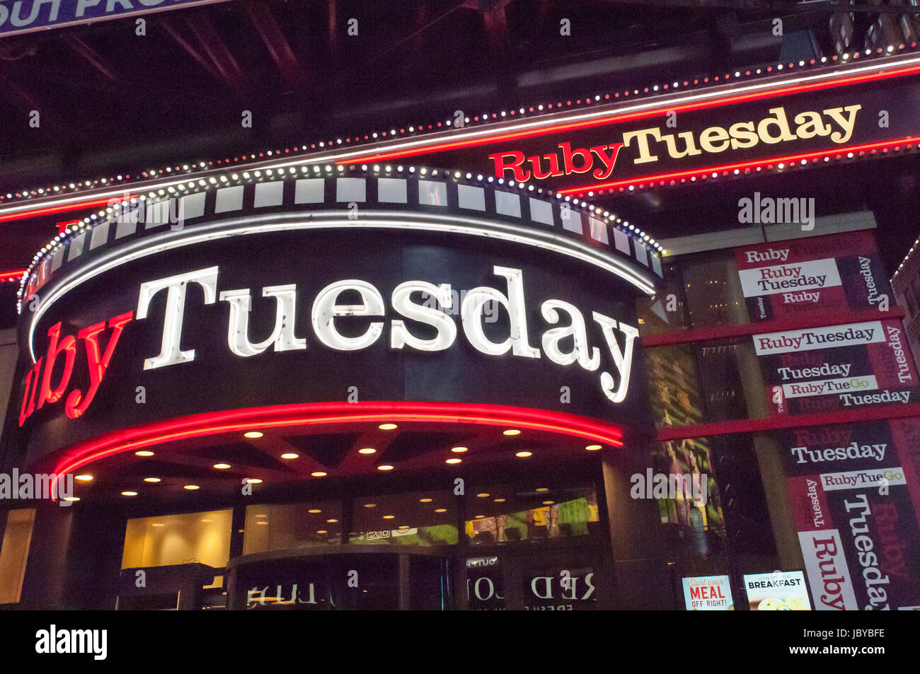 Un ramo del Ristorante Ruby Tuesday catena in Times Square è visto su Martedì, 6 giugno 2017. (© Richard B. Levine) Foto Stock