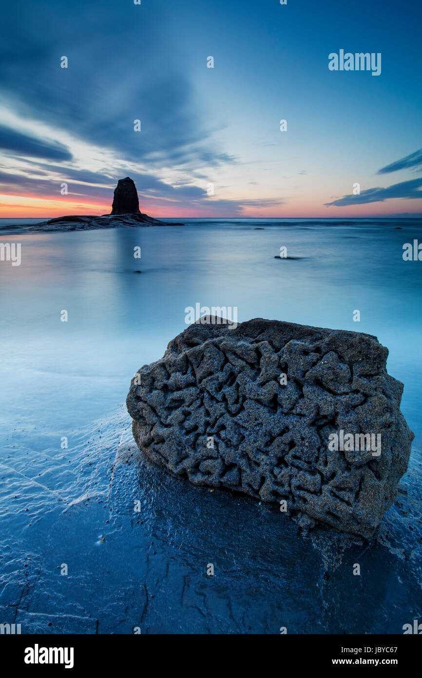 Un interessante formazione di roccia su Saltwick Bay, North Yorkshire Foto Stock