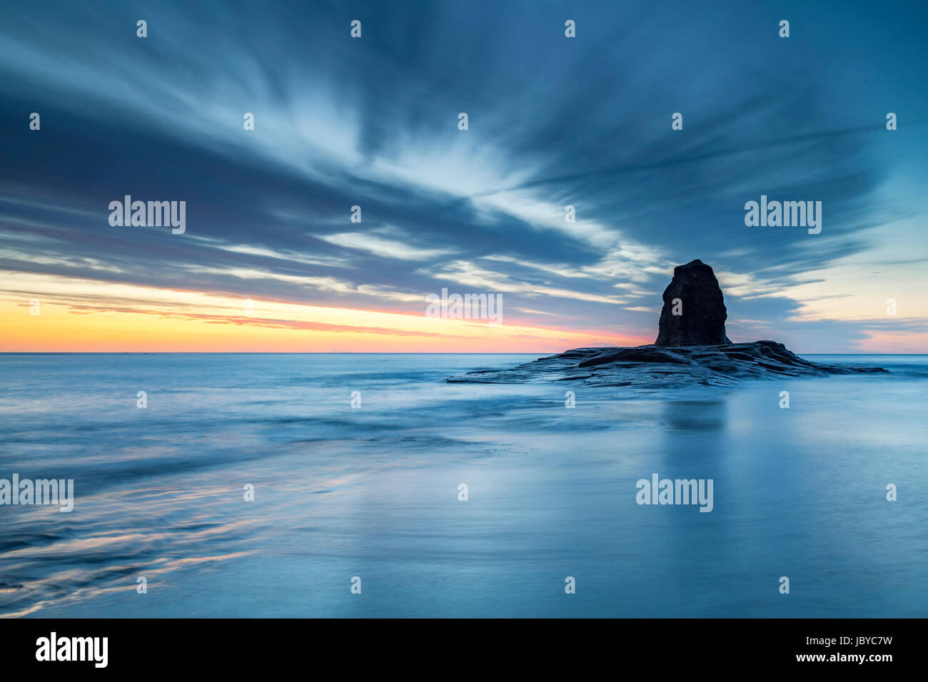 Nab nero pila in corrispondenza Saltwick Bay, nei pressi di Whitby nel Nord Yorkshire Coast Foto Stock