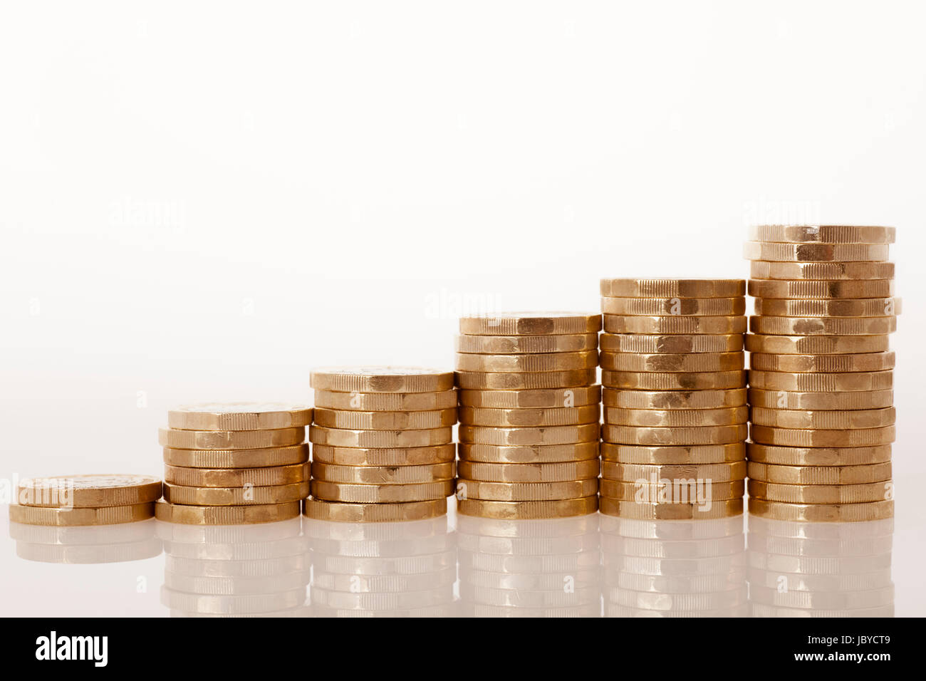 Pile di nuovo cancelletto alle monete in euro emesse 2017. Foto Stock