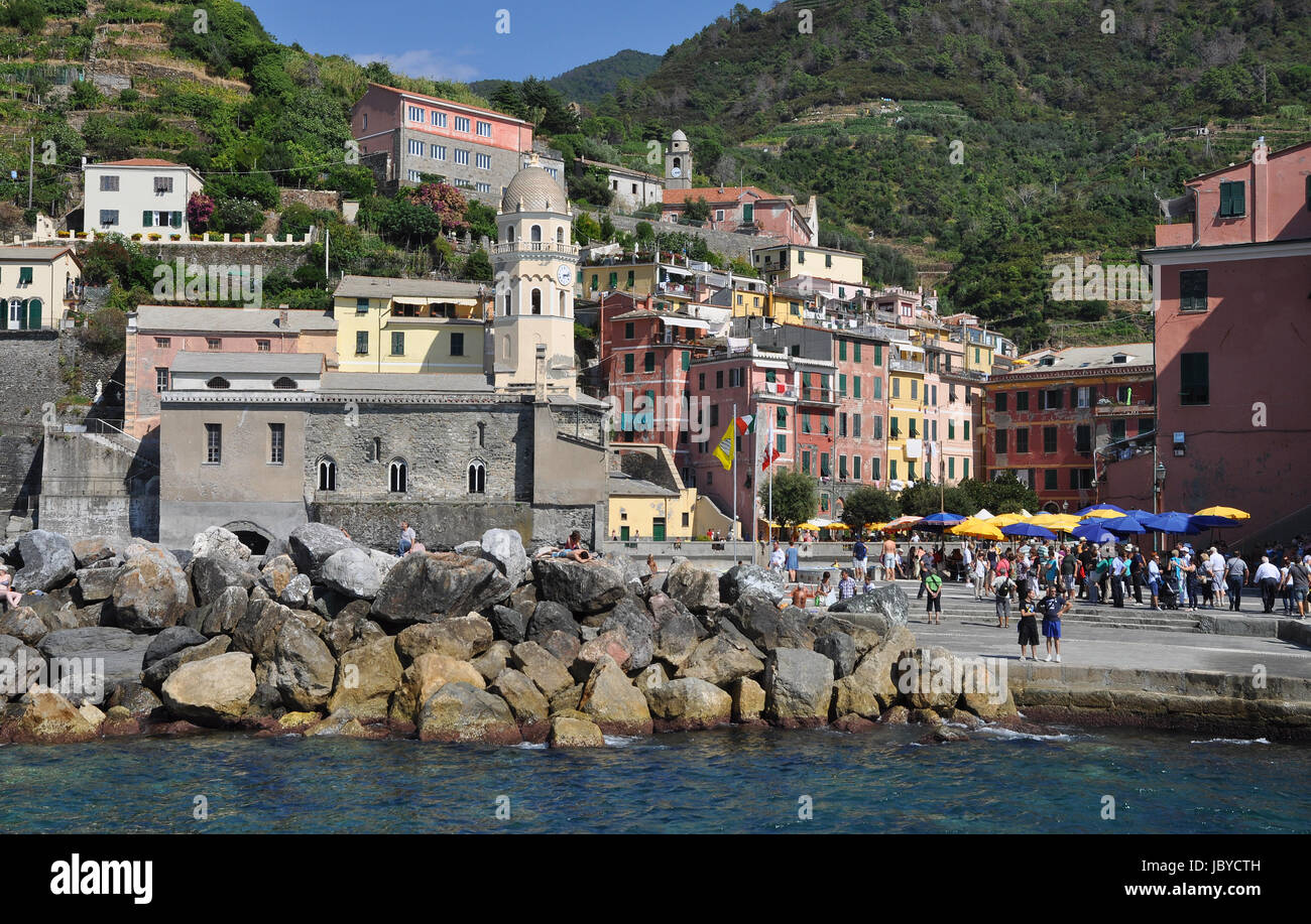 Vernazza, Cinque Terre, Italien Ligurien, küste, ligurische küste, Dorf, nationalpark, la spezia, riviera, menschen, meer, mittelmeer Foto Stock