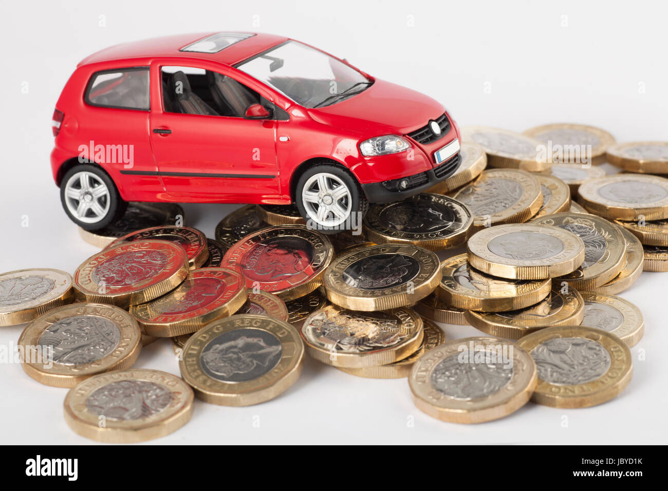 Costo dell'automobilismo, riparazioni, fiscali, MOT e assicurazione. Nuovo cancelletto di monete. Foto Stock