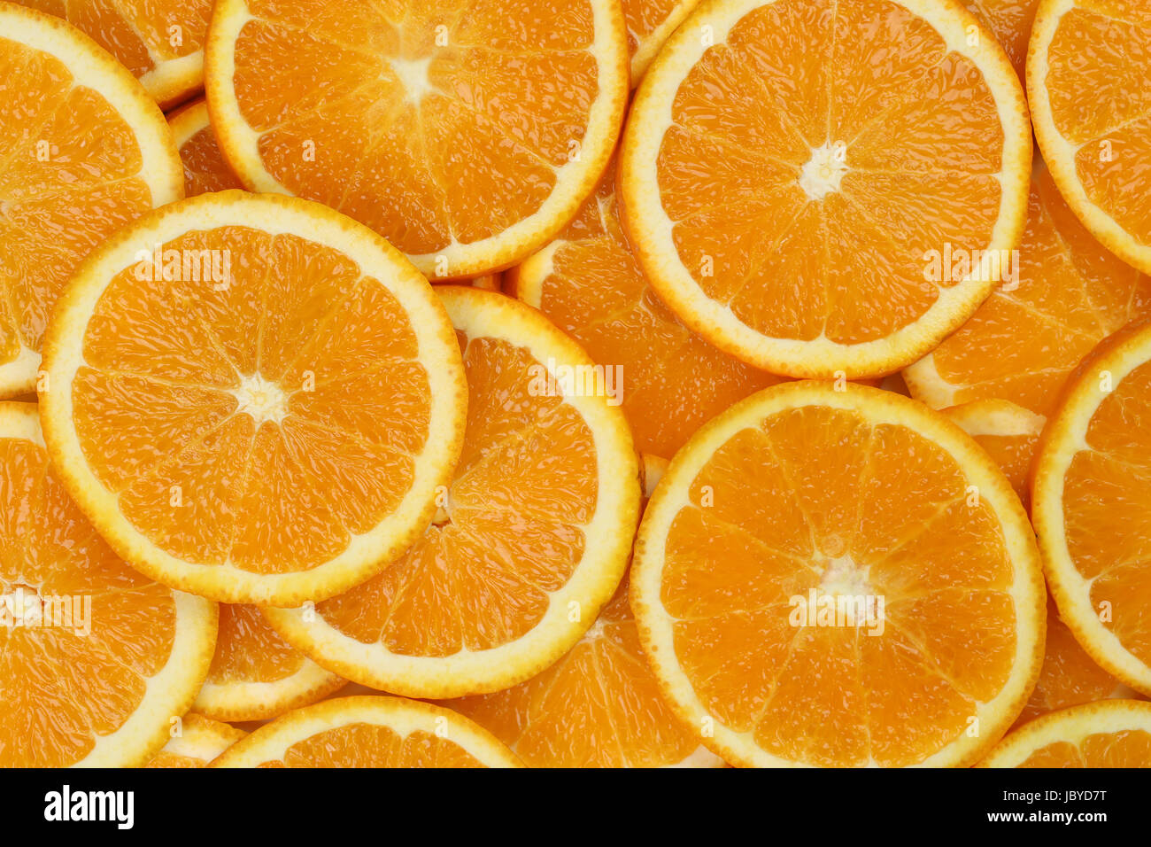 Hintergrund aus geschnittenen Orangen Früchten Sommer im Foto Stock