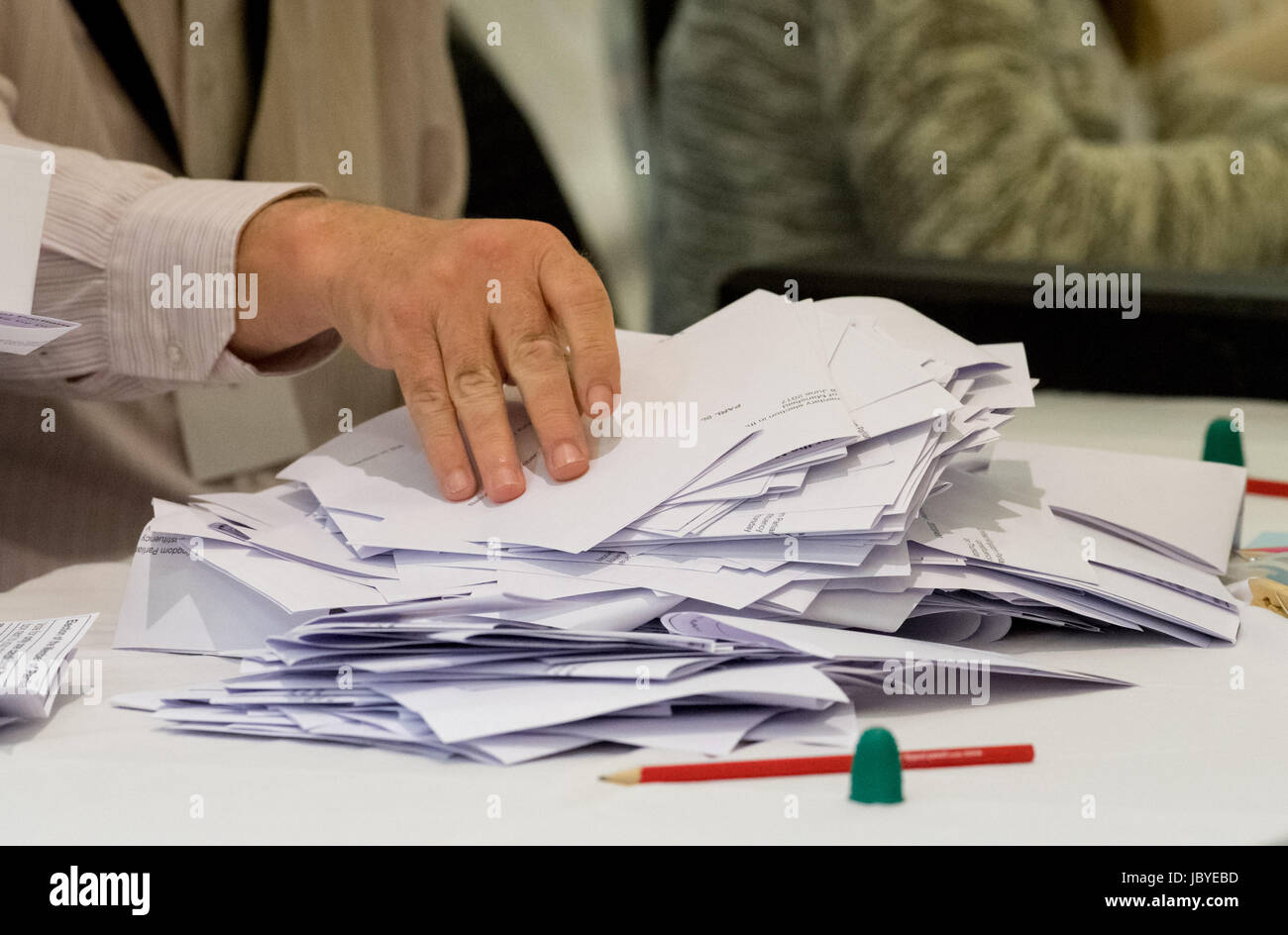 Il voto schede di voto vengano conteggiati nel 8 Giugno 2017 elezione generale presso la sede di Mansfield nel Nottinghamshire. Foto Stock