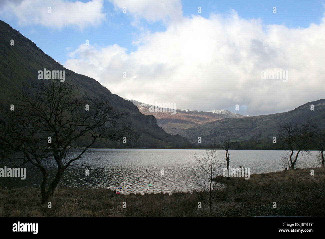 Tranquilla Snowdon lago in mezzo montagne Foto Stock