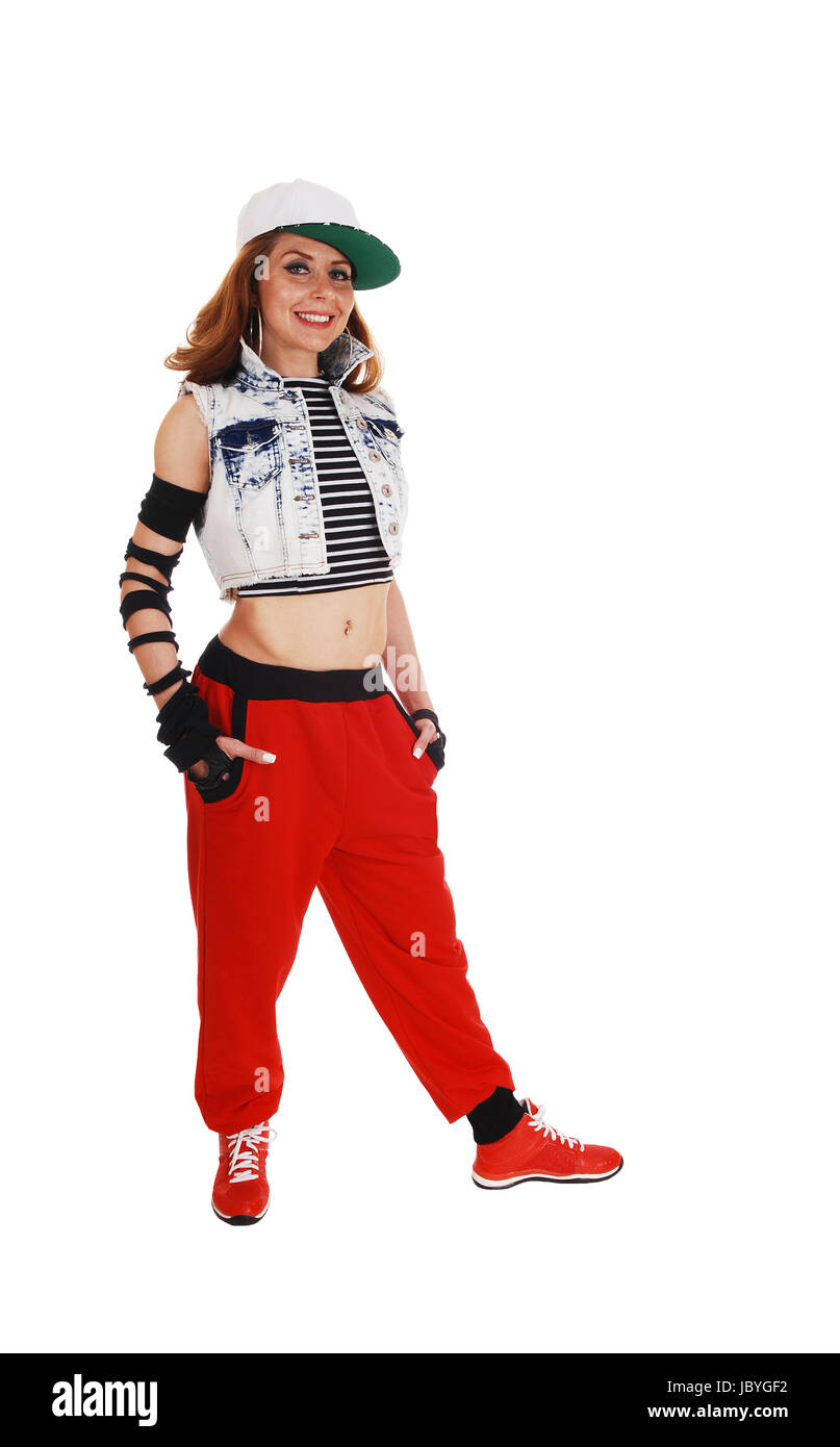 Una bella donna in rosso pantaloni e camicia di jeans e un cappello in  piedi isolato su sfondo bianco Foto stock - Alamy