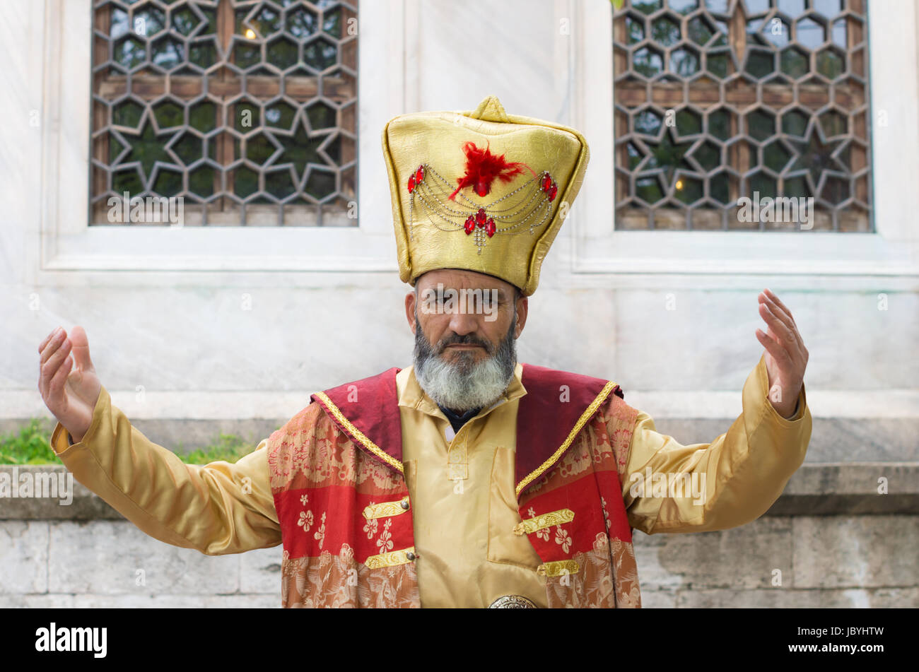Bagno turco uomo in antico costume orientale di Istanbul. Egli ha pagato dai turisti che vogliono scattare foto Foto Stock