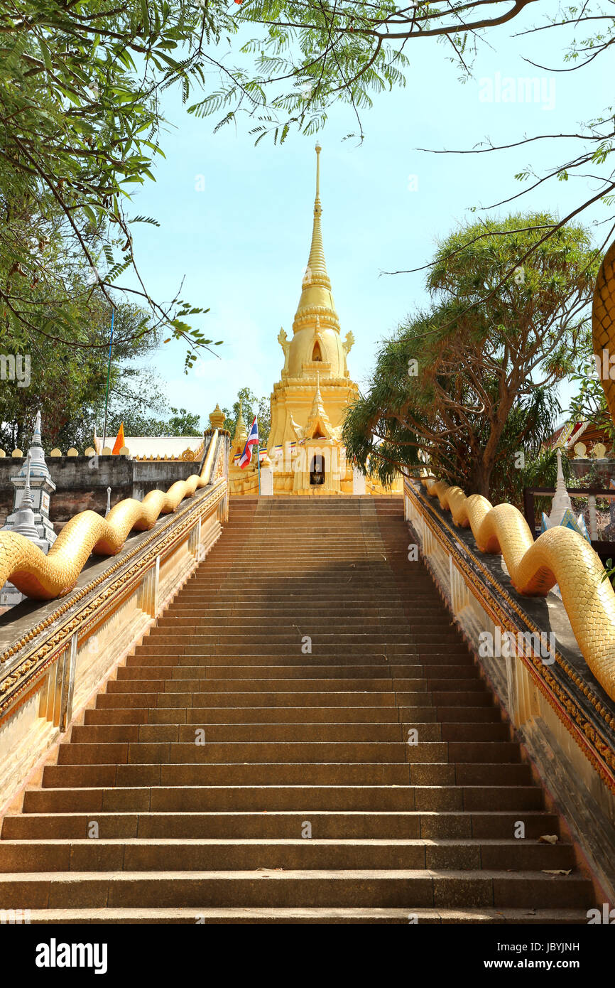 Le scale conducono al tempio buddista Foto Stock